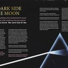 Text oben links: "The Dark Side of the Moon". Zitat von Roger Waters. Unten: Prismengrafik mit Regenbogen.
