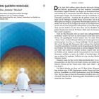 Titel: "DIE ŞAKİRİN-MOSCHEE: Eine „feminine“ Moschee?" 
Standort und Anfahrtshinweise sind ebenfalls aufgeführt.

Links unten sitzt eine Person vor einer kunstvoll gestalteten Wand.