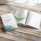 Ein Buchcover mit "Gedichte und Aquarelle: SPURWÄRTS" liegt neben einem offenen Buch mit grüner Aquarell-Illustration.