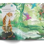 Texte: "Es war einmal ein Tiger. Der Tiger war sehr schlecht gelaunt. Er murmelte bei den flatternden Sittichen. Er raunzte bei den fröhlichen Affen. Er grummelte bei den schnappigen Krokodilen." 

Ein Tiger sitzt in einem dichten, grünen Dschungel. Bunte Vögel fliegen, Affen schaukeln, Krokodile lauern im Wasser.