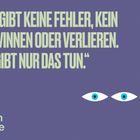 „Es gibt keine Fehler, kein Gewinnen oder Verlieren. Es gibt nur das Tun.“ John Cage. Zwei stilisierte Augen unten.