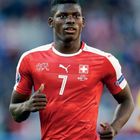 Die Nummer 7 trägt ein rotes Trikot mit Schweizer Kreuz. Es zeigt Logos von Puma, SFV, und UEFA Emblem auf dem Ärmel.