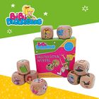 "Bibi Blocksberg Geschichten-Würfel", gelbe Verpackung, bunte Illustrationen auf Holzwürfeln, Logo oben links.