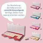 Text in Sprechblase: "Zur Bearbeitung der Hefte wird ein miniLÜK-Kontrollgerät benötigt. Dieses muss separat erworben werden." Visuelle Darstellung von miniLÜK-Geräten in vier Farben: rot, blau, pink und gelb.