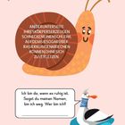 Die Illustration zeigt eine Schnecke mit einer Aufgabe und eine Ente, die ein Rätsel stellt. Farbtupfer dekorieren den Hintergrund.