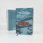 "Thomas Mann: Der Zauberberg" auf dem Cover eines Buches. Illustration: Ein großes Gebäude vor Bergen und Wäldern.