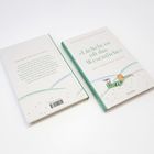 Zwei Bücher. Text vorn: „Lächeln ist oft das Wesentliche“. Illustration: Kind auf Wiese liegend. Links Beschreibung.