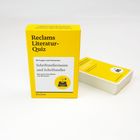 Gelbe Schachtel mit Texten: "Reclams Literatur-Quiz", "Schriftstellerinnen und Schriftsteller". Stapel mit Karten daneben.