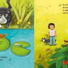 Ein Spatz wird von Peter gewarnt, als eine Katze lauert. Der Spatz entkommt auf einen Ast. Eine Libelle sitzt auf einem Seerosenblatt.