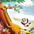 Text: "Und so – mit Klirren, Klappern, Knallen – lässt Gundula die Sachen fallen..." 

Illustration: Eine Giraffe streckt ihren Hals an einem Baum, ein Panda rutscht fröhlich hinunter, während bunte Gegenstände herumliegen.