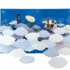Texte: So gelangten sie zu den EINSAMEN BERGEN... Illustration mit Figuren, Wolken und einem Turm unter einem Nachthimmel.