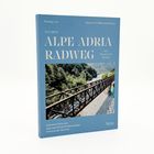 "AUF DEM ALPE-ADRIA-RADWEG" zeigt eine Eisenbahnbrücke in grüner Hügellandschaft. Autoren: Georg Lux, Helmuth Weichselbraun.