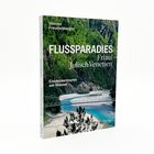 "FLUSSPARADIES Friaul Julisch Venetien" und "Entdeckertouren am Wasser" steht vor einem Fluss und grünen Bergen.