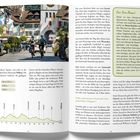 Texte: 

Seite 24:
- "Diese Rundtour beginnt und endet in der spätmittelalterlichen Kleinstadt Willisau."
- "Dein Raus-Moment"
- Höhenlage: 526 m / 937 m
- Aufstieg: 1320 m
- Abstieg: 1320 m
- Grafik zeigt Strecke und Höhenprofil

Seite 25: 
- E-Bike-Ladestation in Sumiwald: Landgasthof Bären, Markgasse 1

Szene: Zwei Radfahrer auf einer belebten Straße in einer malerischen Stadt mit Fahnen und alten Gebäuden.