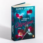 „Solange ich dich liebe. Obsession. Roman“ von Carrie Leighton. Bunte Blumen auf blauem Hintergrund.