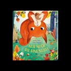 Text: "Nur noch die eine Nuss!" Ein rotes Eichhörnchen hält eine Nuss in einer bunten, bewaldeten Landschaft.