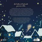 „Es schneit!“ Eine Illustration zeigt ein gemütliches Wohnzimmer, zwei Kinder, Oma Elsa, Kerzen und sichtbaren Schnee durch das Fenster.
