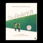 Buchtitel: "Die Anderen". Zwei Jungen stehen neben einer hohen, grünen Hecke und schauen nach oben.