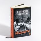 Text: "BEATRICE SALVIONI", "Malacarne", "ROMAN". Schwarz-weißes Foto von zwei Kindern, die auf einer Stufe sitzen.