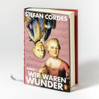 Buchtitel: "Wir waren Wunder" von Stefan Cordes. Cover mit historischen Figuren und Noten als Hintergrund. Logo unten.