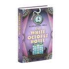Buchtitel: "Das White Octopus Hotel" von Alexandra Bell. Illustration zeigt ein Hotel, Schlüssel und stimmungsvolle Ornamente.