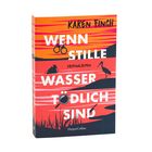 "WENN STILLE WASSER TÖDLICH SIND. Kriminalroman. Karen Finch. HarperCollins. Grafik mit Handschelle, Kanne, Storch, Schilf."