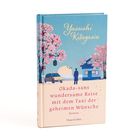„Okada-sans wundersame Reise mit dem Taxi der geheimen Wünsche“ steht auf einem Buchcover mit Kirschblüten und Landschaft.