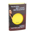 "Tamara, bei Licht betrachtet" von Sarah Meyer-Dietrich. Eine sitzende Frau auf dunklem Hintergrund.