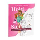Buchcover mit dem Titel "Hold me in Summer". Illustration eines umarmenden Paares, umgeben von Schmetterlingen.