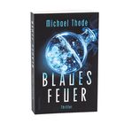 "Blaues Feuer", Thriller von Michael Thode. Cover zeigt eine blaue Flasche mit rauchigen Blasen.