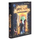 "Secrets of Black Manor" oben, "Die Gabe der Träumer" unten. Zwei Jugendliche und ein magisches Tier betreten ein leuchtendes, offenes Portal.