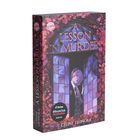 „A LESSON IN MURDER“ von Celine Leonora. Illustration einer Schülerin vor einer Tür, umgeben von Herbstblättern.