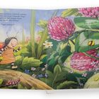 Ein Mädchen mit Marienkäferflügeln läuft durch eine blühende Wiese mit großen Blumen und Insekten.