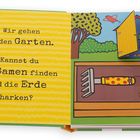 „Wir gehen in den Garten. Kannst du die Samen finden und die Erde harken?“ zeigt Illustration mit Hütte, Baum, Harke und Schnecke.