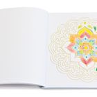 Rechts ein farbenfrohes Mandala auf weißem Papier in einem offenen Buch, links leere Seite.