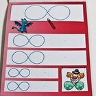 Zahlen: 1/2. Bilder: Drache, Buntstift, unendliche Schleifen, Clown mit blauem Hut und gelben Punkten auf den Fliegen.