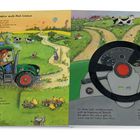 Illustration: Ein Biber fährt einen grünen Traktor durch eine ländliche Landschaft mit Kühen und einem Bauernhof.