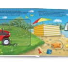 Ein roter Traktor auf einer Wiese, Küken am See, Boot im Wasser. Spruch: „Sieh genau hin! Welche Tiere sind hier noch?“