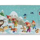 Illustration mit fröhlichen Wichteln, Tieren im Schnee, einem gelben Auto und einem roten Helikopter voller Geschenke.