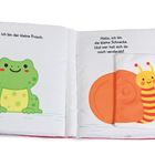 Links: „Hallo, ich bin der kleine Frosch.“ Rechts: „Hallo, ich bin die kleine Schnecke. Und wer hat sich da noch versteckt?“ Verspielte Illustrationen eines Frosches und einer Schnecke mit buntem Haus.