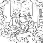 Zwei lachende Mädchen verzieren ein Lebkuchenhaus im weihnachtlich geschmückten Wohnzimmer, ein Kätzchen schläft dabei ein.