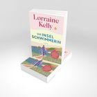 „Lorraine Kelly - Die Insel Schwimmerin - Roman“. Eine Frau mit gestreiftem Kleid blickt auf ein buntes Wasser und Landschaft.