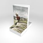 "Carolin Otto - Berchtesgaden. Roman." zeigt eine Frau in Vintage-Kleidung, sitzend vor einer Berglandschaft.