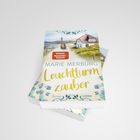 „SPiEGEL Bestseller-Autorin“, „Marie Merburg – Leuchtturmzauber“. Buch mit Strandhaus- und Leuchtturmszene.