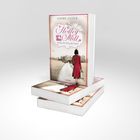 "Sophie Oliver: Hedley Mill. Wohin der Weg dich führt." Eine Frau in Rot geht zu einem Haus. Lubbe-Logo unten.