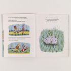 Texte beschreiben einen kurzen Weg zum Kindergarten. Illustrationen zeigen Tiere im Gras, die einen Stein betrachten.