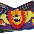 Pop-up-Buch mit Texten: "Daniel und die Löwen", bunte Löwenillustration und kindliche Darstellung von Tieren und Menschen.