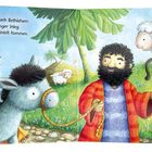 Text oben: "Josef und Maria müssen nach Bethlehem reisen..." Rechts: "Streichle das Schaf." Illustration einer Reise mit Esel.