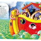 Text beschreibt Noahs Bau der Arche und die Flut. Illustration zeigt bunte Arche mit Tieren, Wellen und einem älteren Mann.