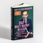 "Du bist nicht allein" von Jan Fleischhauer. Ein Mann in Anzug sitzt mit verschränkten Händen.